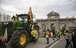 Columns of tractors converged on Plaza de Colón from several starting points before moving along major avenues toward the Agriculture Ministry area