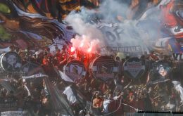 Authorities’ accounts cited by local media said violence broke out when members of a Universidad de Chile “barra brava” attacked a convoy of Colo Colo supporters travelling toward the stadium