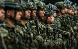 Soldiers of the Colombian National Army at attention. Photo: AFP