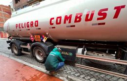 YPFB tanker trucks with a capacity of up to 33,000 liters allegedly were illegally offloading between 700 and 1,000 liters at the Chilean ports of Arica and Iquique