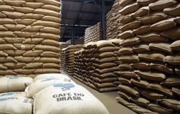 March figures continued the downward trend: shipments declined 8% year-on-year to three million bags and revenues dropped 15.1%, to US$1.125 billion
