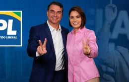 We have set our disagreements aside. What family is perfect? Let anyone without family problems raise their hand, the former first lady said at the end of the event